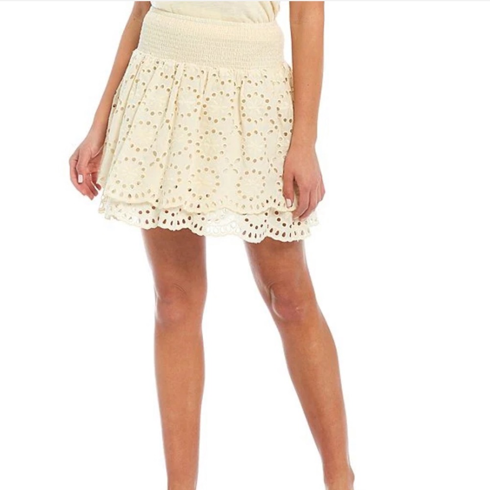 Shabby Chic
Eyelet Ruffle Coordinating Smocked Waist Mini Skirt🎁🎁🍑